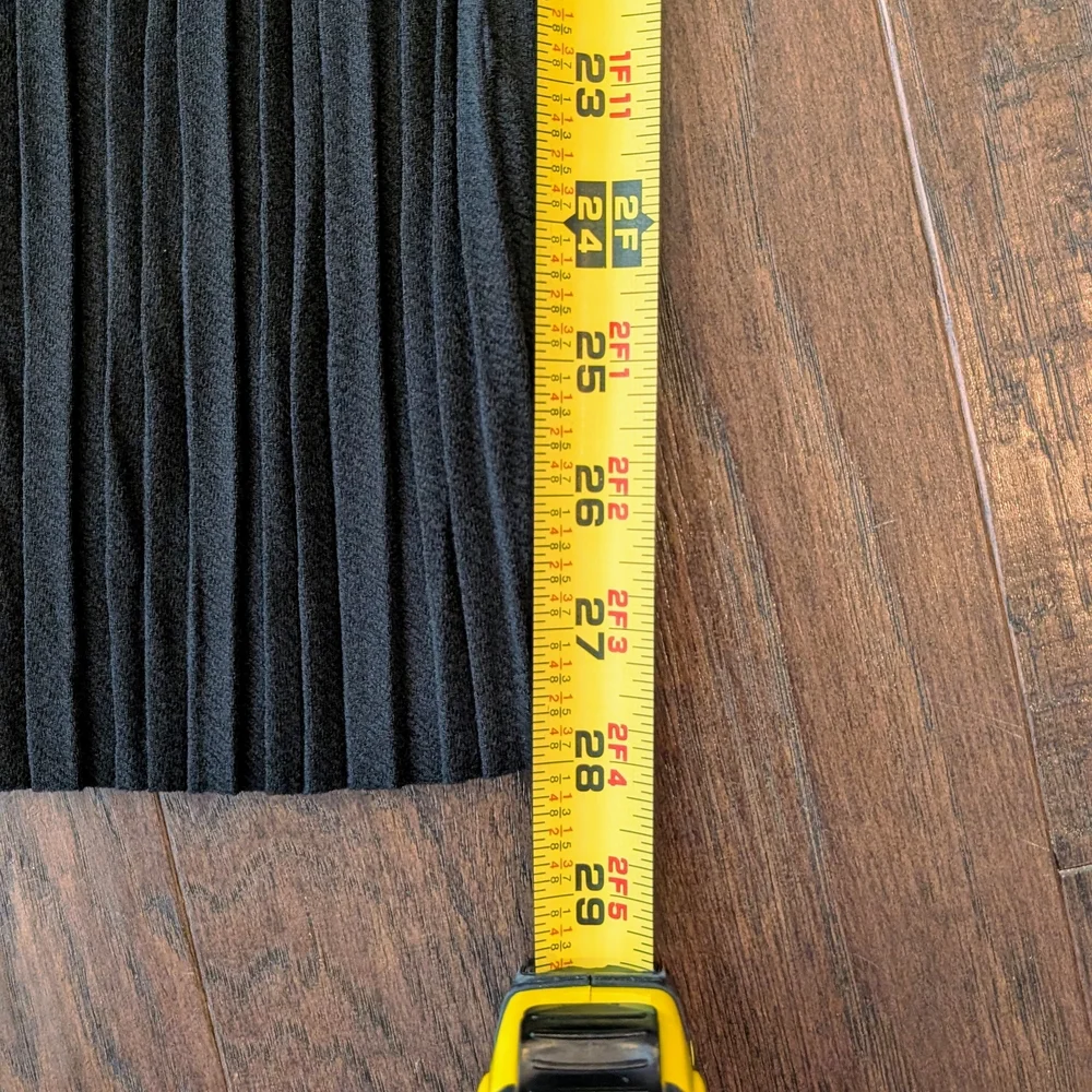 Black Wide-Leg Pleated Pants - Picture 4 of 10